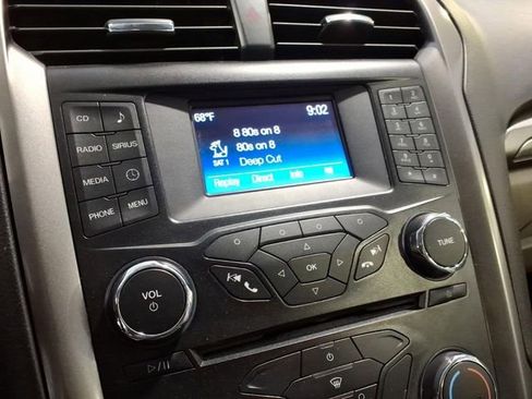 Used 2017 Ford Fusion SE FWD image 25