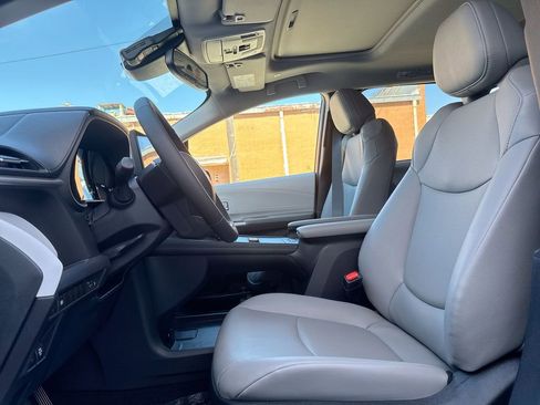 Used 2025 Toyota Sienna XLE FWD image 13