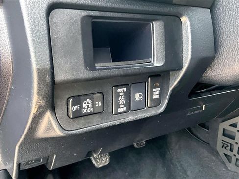 Used 2018 Toyota Tacoma TRD Off-Road w/ Technology Package AWD/4WD image 33