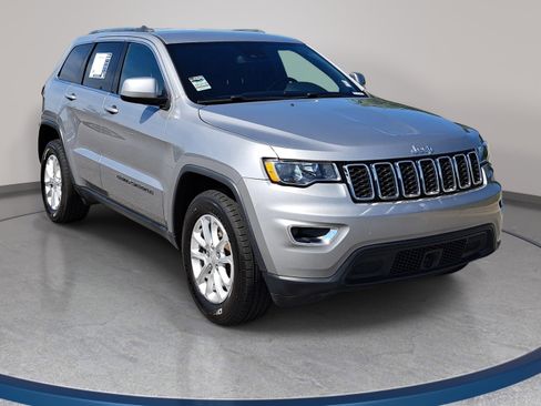 Used 2021 Jeep Grand Cherokee Laredo RWD image 3