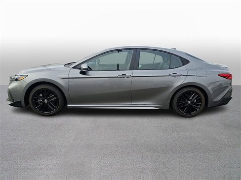 Used 2025 Toyota Camry SE image 7