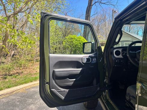 Used 2024 Jeep Wrangler Unlimited image 9