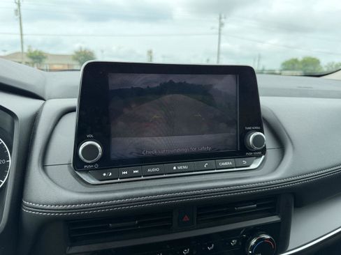 Used 2024 Nissan Rogue S FWD image 16