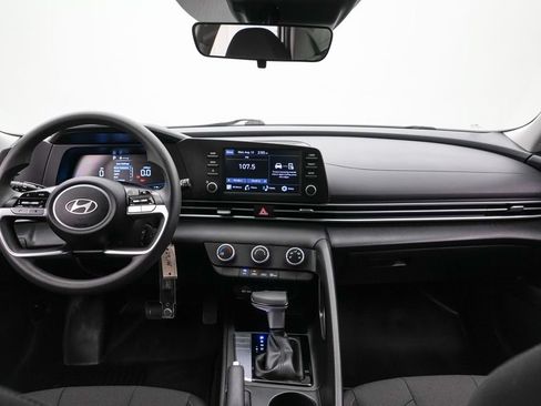 Used 2025 Hyundai Elantra SE FWD image 15