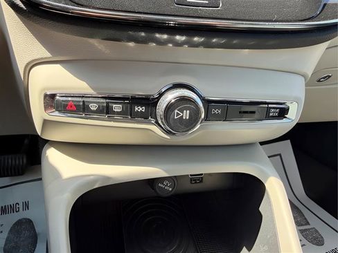 Used 2019 Volvo XC40 T5 Momentum image 43