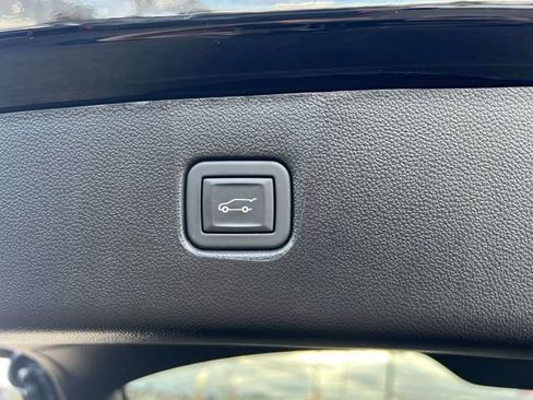 Used 2025 Chevrolet Blazer LT FWD image 12