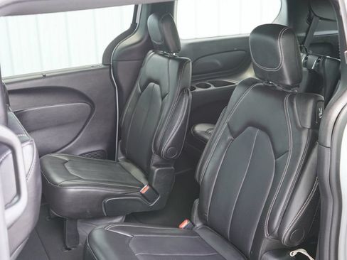 Used 2025 Chrysler Pacifica Select FWD image 10