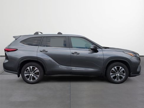 Used 2023 Toyota Highlander XLE FWD image 6