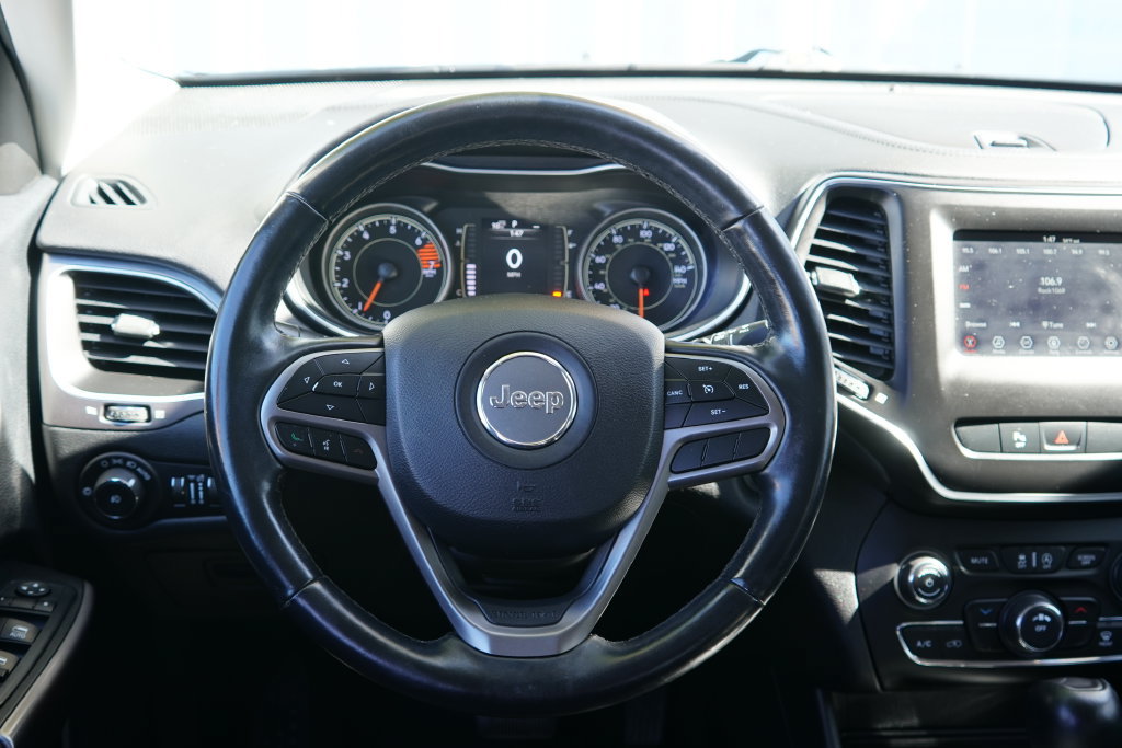 Used 2019 Jeep Cherokee Latitude Plus w/ Cold Weather Group AWD/4WD image 13