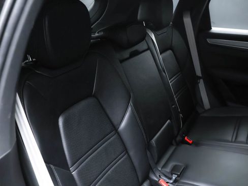 Used 2022 Porsche Cayenne Platinum Edition image 30