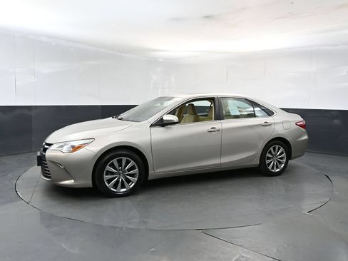 Used 2016 Toyota Camry XLE w/ Moonroof Package FWD image 2
