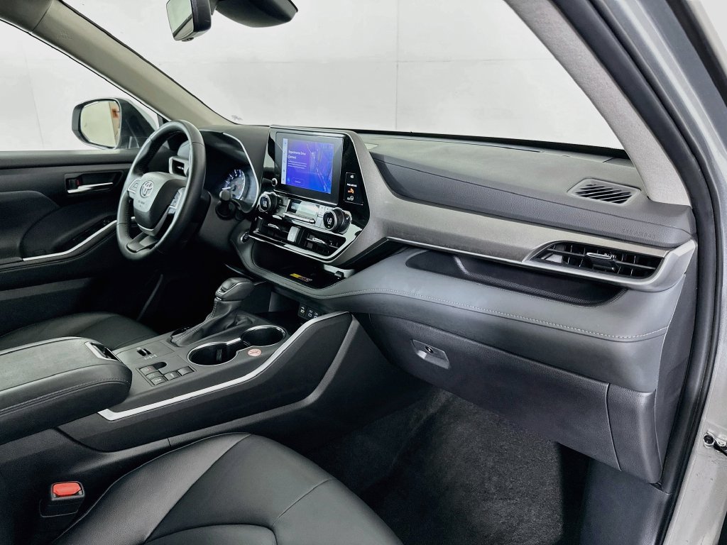 Certified 2025 Toyota Highlander XLE FWD image 29