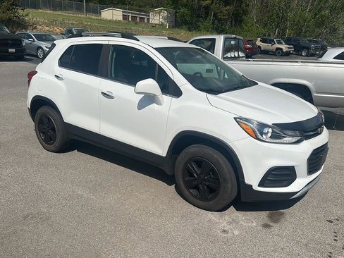 Used 2020 Chevrolet Trax LT w/ LT Convenience Package AWD/4WD image 2