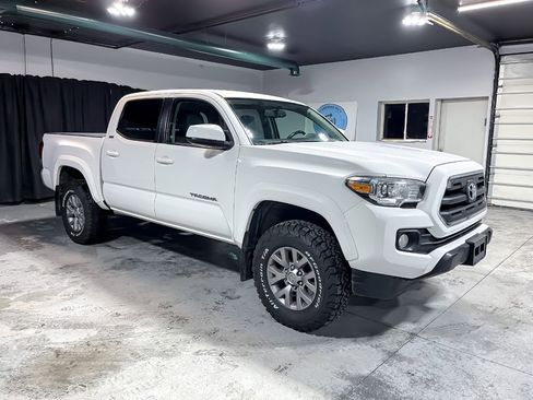 Used 2017 Toyota Tacoma TRD Off-Road image 2