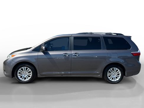 Used 2015 Toyota Sienna XLE w/ XLE Navigation Package FWD image 2