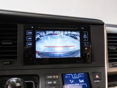 Used 2017 Toyota Sienna XLE Premium image 24