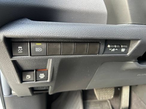 Used 2024 Toyota Sienna XSE FWD image 19