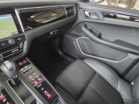 Used 2025 Porsche Macan image 32