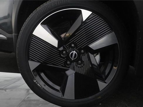 New 2026 Nissan Kicks SR w/ SR Premium Package FWD image 3