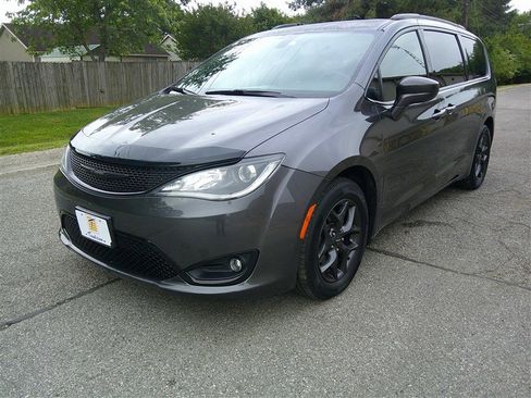 Used 2018 Chrysler Pacifica Touring-L Plus w/ S Appearance Package FWD image 1