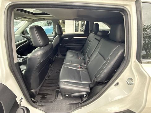 Used 2018 Toyota Highlander XLE AWD/4WD image 16