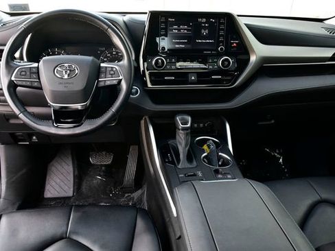 Certified 2021 Toyota Highlander XLE image 18