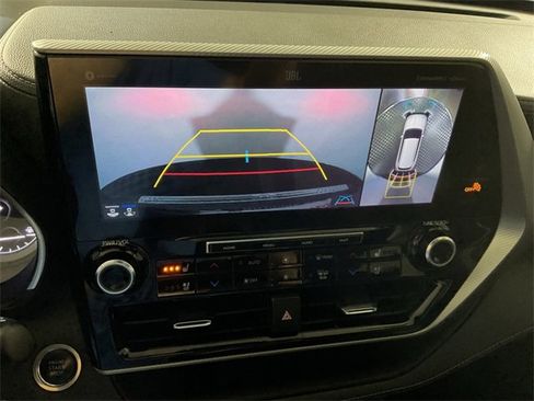 Used 2020 Toyota Highlander Platinum image 4