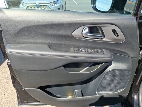 Certified 2025 Chrysler Pacifica Select FWD image 16