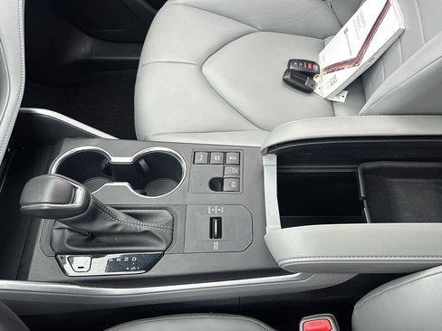 Used 2024 Toyota Highlander XLE image 32