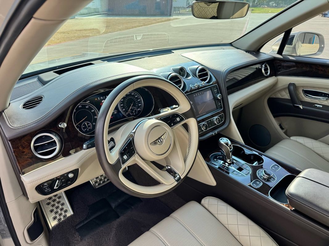 Used 2018 Bentley Bentayga AWD/4WD image 33