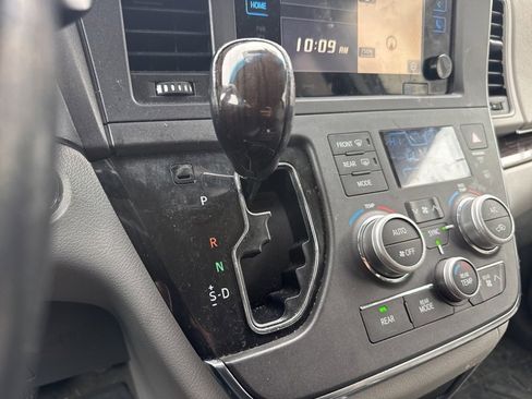 Used 2017 Toyota Sienna XLE image 12
