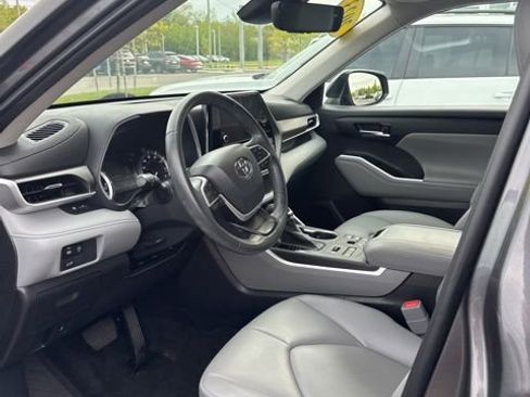 Used 2023 Toyota Highlander XLE AWD/4WD image 18