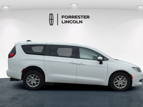 Used 2023 Chrysler Voyager LX FWD image 8