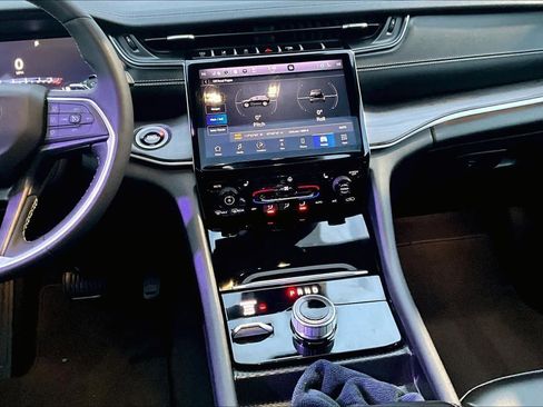 Used 2024 Jeep Grand Cherokee Limited image 16