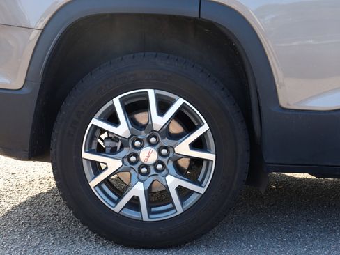 Used 2023 GMC Acadia SLT image 18