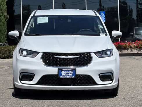 Used 2023 Chrysler Pacifica Touring-L FWD image 9