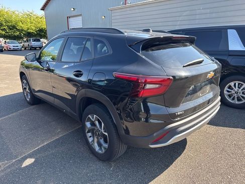 Used 2025 Chevrolet Trax LT FWD image 2