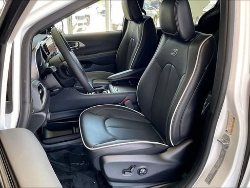New 2027 Chrysler Pacifica Limited w/ S Appearance Package FWD image 6