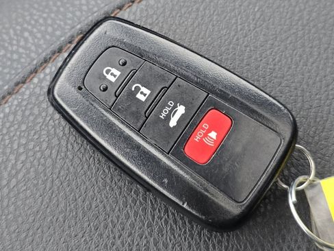 Used 2020 Toyota Camry XLE image 33