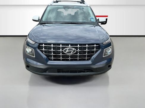 Used 2024 Hyundai Venue Limited FWD image 2
