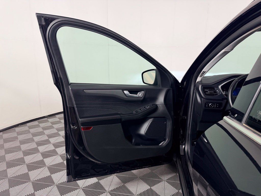 Used 2025 Ford Escape SE FWD image 34