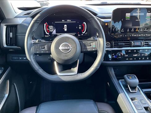 Used 2024 Nissan Pathfinder Platinum w/ Black Appearance Package image 5