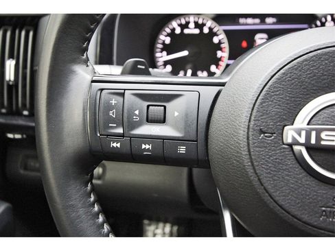 Used 2025 Nissan Pathfinder SV image 14