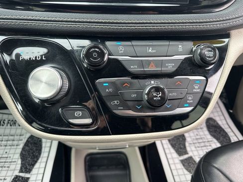 Used 2022 Chrysler Pacifica Touring-L FWD image 42