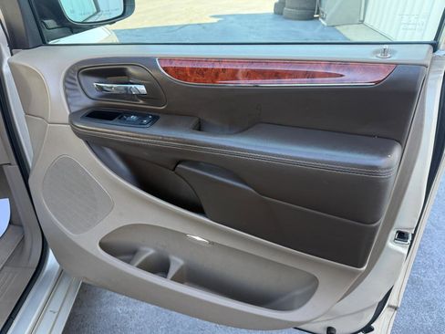 Used 2014 Chrysler Town & Country Touring-L w/ Driver Convenience Group image 17