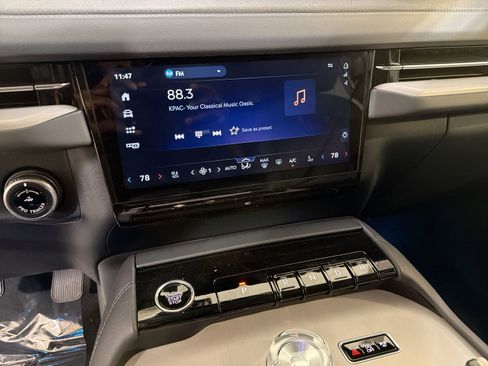 New 2026 Lincoln Navigator Premiere image 17