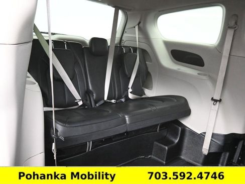 Used 2024 Chrysler Pacifica Touring-L image 26