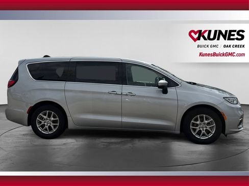 Used 2023 Chrysler Pacifica Touring-L FWD image 12