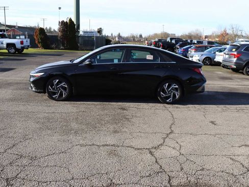 Used 2025 Hyundai Elantra Limited image 8