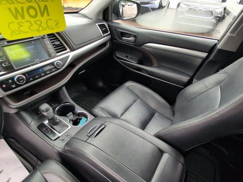 Used 2019 Toyota Highlander XLE AWD/4WD image 24